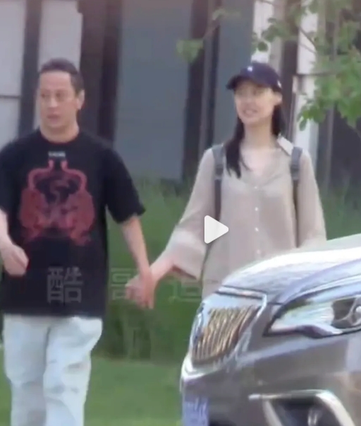 娱乐圈再传新恋情！36岁的梁洛施被传出与导演马浴柯走到了一起。据报道称，两人在活