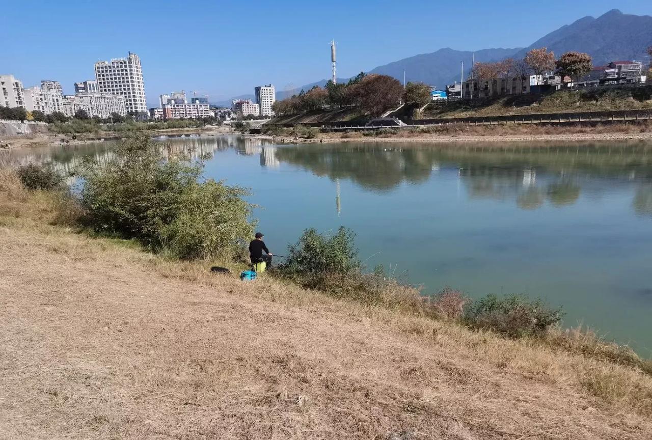 #一起来钓鱼#每次来，都看到你在钓鱼，浮标也没有动静，如此的静坐，是在守着淌淌的