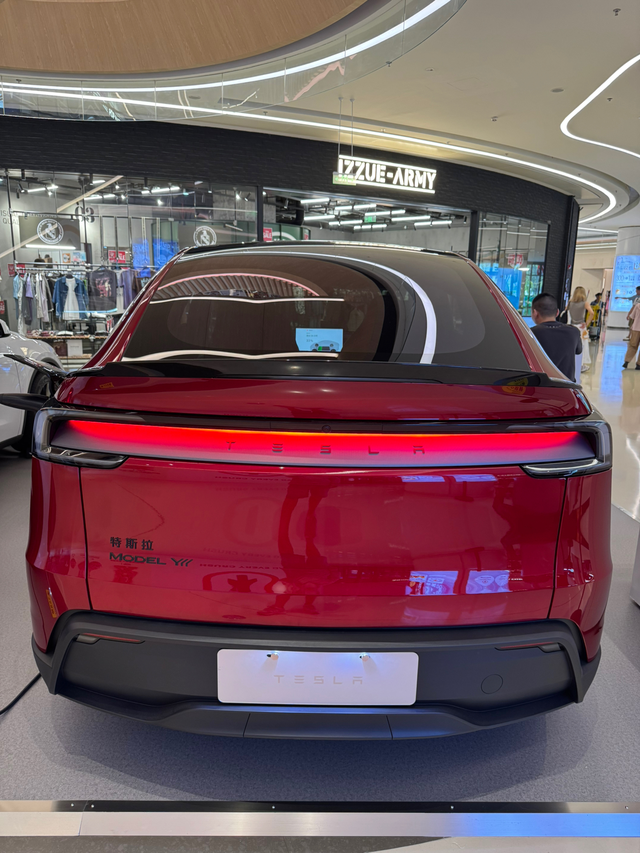 空间魔术师，值得所有国产车企学习！
六座的车型有很多，最近上市的理想i8、乐道L