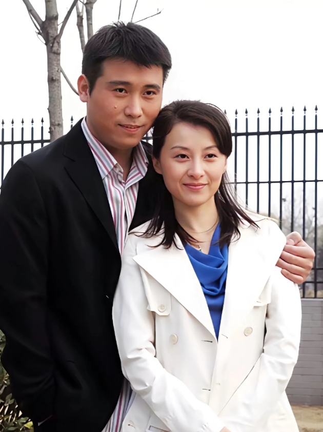 在这张照片中，沉稳大气的李乃文一眼就被我认出来了，可旁边这位面容姣好、气质出众的