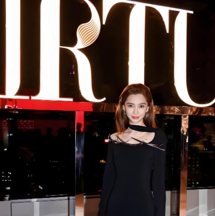 Angelababy 大秀状态

久违的亮相！ Baby 的活动新造型来啦～