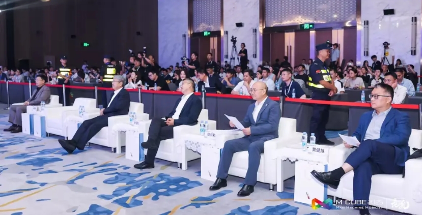 请恕我直言，雷军不在的时候，车展控场还得靠余承东来撑起， 2025 大湾车站最经