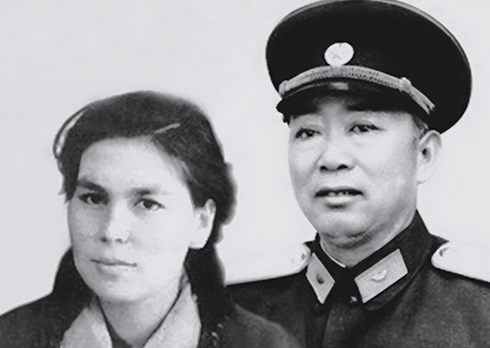 1939年秋天，去苏联学习的刘亚楼，从战友口中得知，自己在延安的妻子和一位红军干