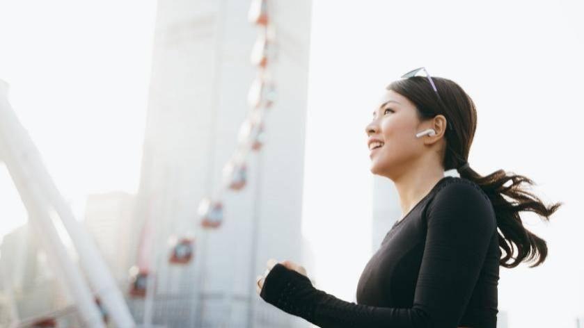 艾迈斯欧司朗红外发射器赋能耳机实现生命体征监测与接近传感检测