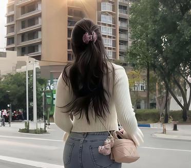 "今天出门前，我特意搭配了新买的牛仔裤和高跟鞋，走在街上感觉自己美美哒！"