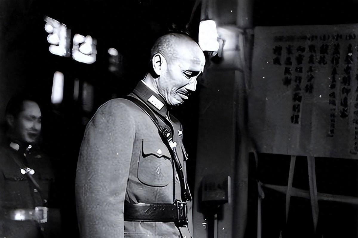 1947年蒋介石亲临延安，遇到一农民，逮住他就问：你见过毛泽东吗？
粉丝宝宝们在