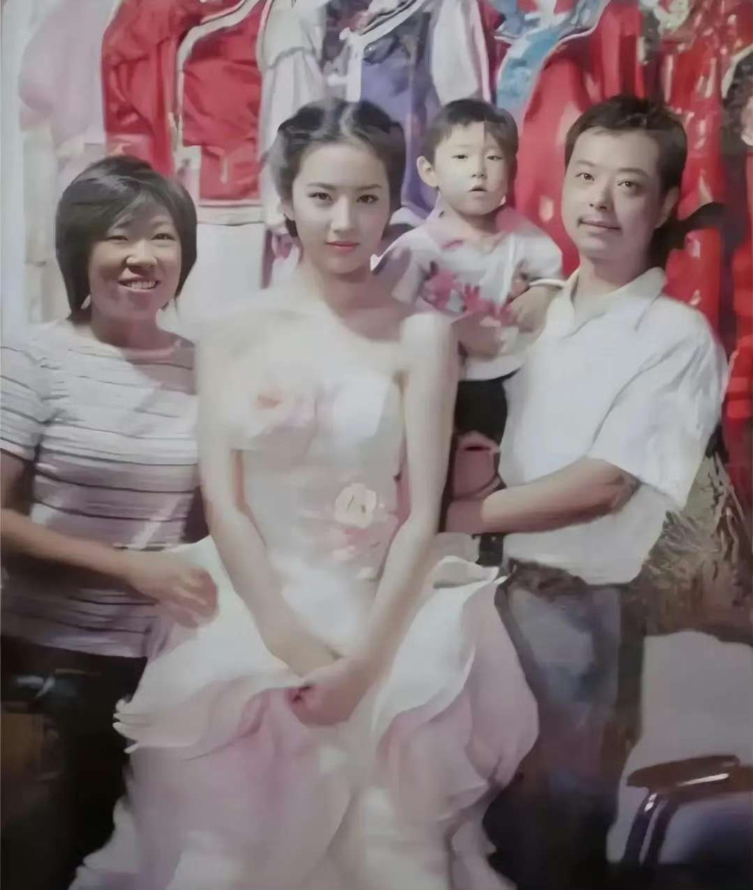 20年前在武汉刘亦菲和叔叔一家人的合影，可以算是巅峰时期了吧？