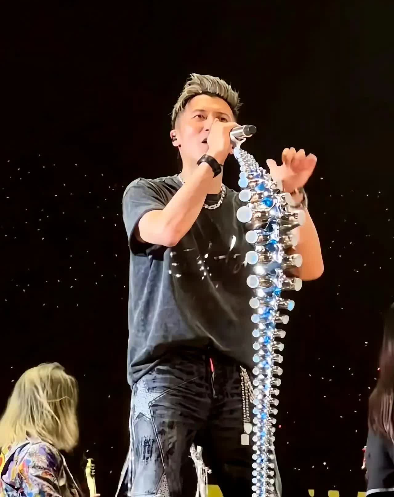 谢霆锋香港演唱会被网友吐槽了，直言:“没法看，跟现在的顶流确实有很大差距。”
