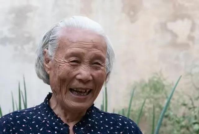 我奶奶生前总说，人一定要善良，凡是那些为别人考虑，肯吃亏的人，人生都不会差，后代