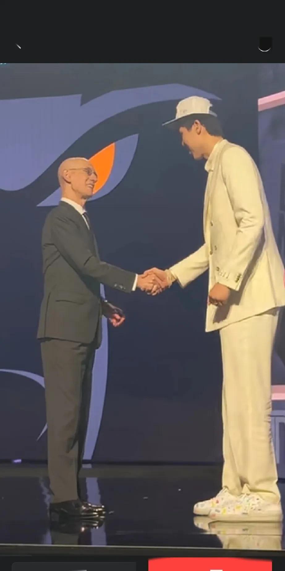 杨瀚森为国争光了，NBA首轮选秀第十六顺位被选中。这是中国篮球的骄傲，这是山东篮