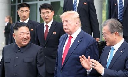 特朗普欲与金正恩再续前缘，递交亲笔信，结果被连打三次脸：连基本的礼节都没有
据《