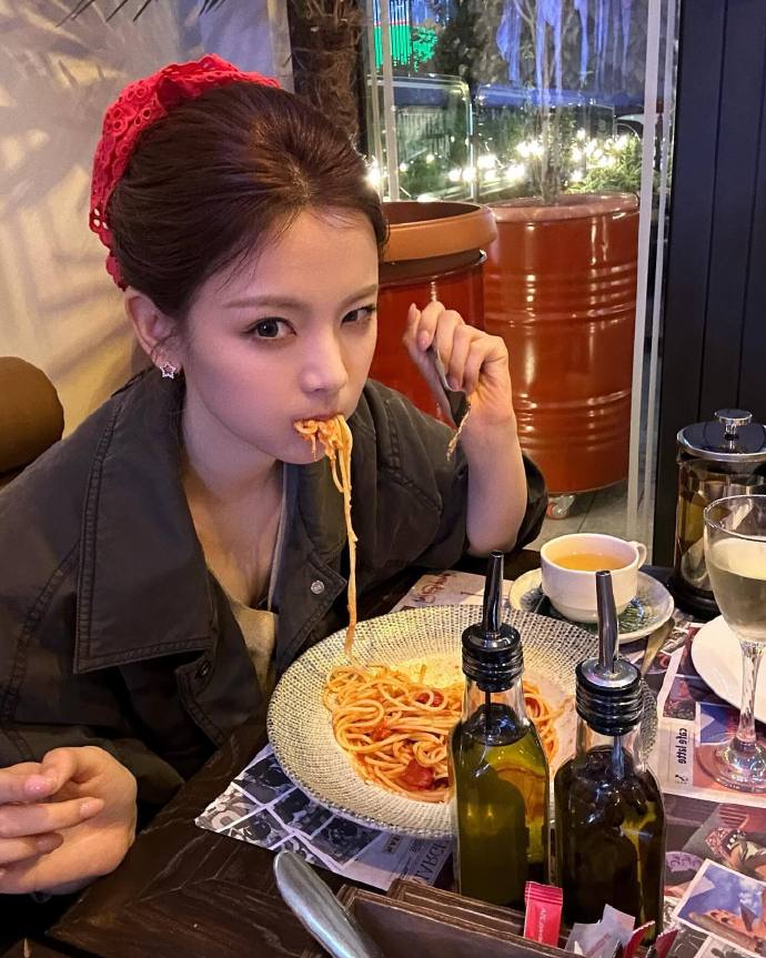 杨超越这个骨相好有质感！谁懂……好会拍 ​​​