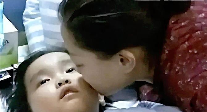 2014年，湖北周女士移植了自己7岁儿子的肾，最终重获新生，而她的儿子却离开了人