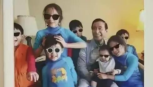 某种程度上来说，徐子淇应该有引导女儿去照顾儿子，因为两个姐姐跟爷爷合影，都是一个