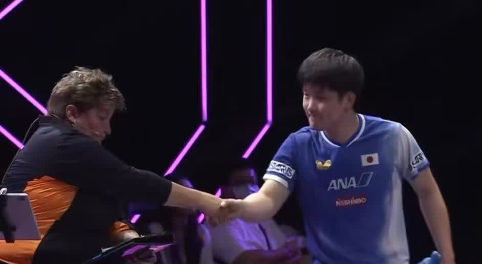 不查不知道，
一查吓一跳。
没想到日本球迷也纷纷批评他，
说张本智脱衣庆祝