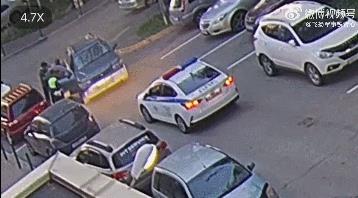 上个月在托木斯克，一名司机为逃避酒精检测向交警车辆投掷假手榴弹。随后，这名42岁