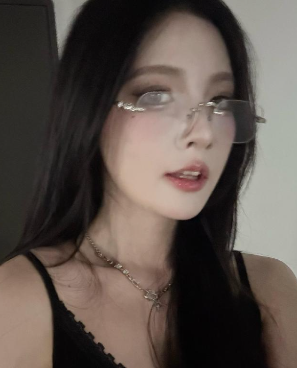 戴眼镜的赵粤，状态真的超好的！还能认出来吗？