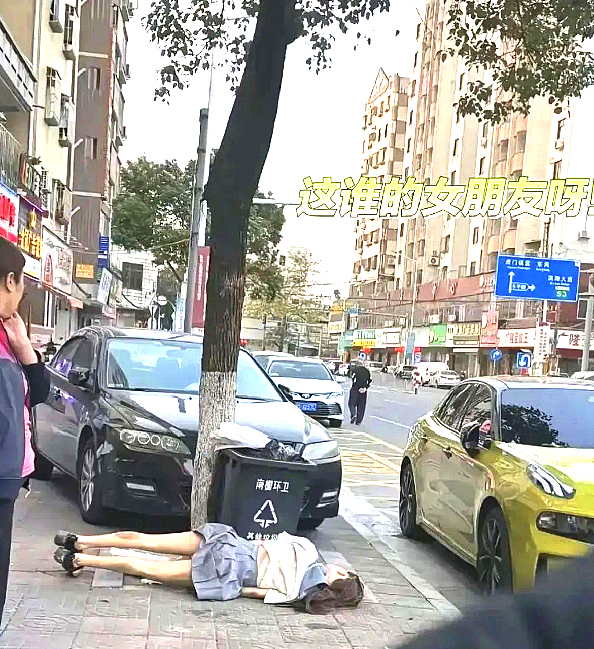 这是谁的女朋友，怎么扔这了，快带回家神回复：“渣男啊!糟糠之妻不可弃”