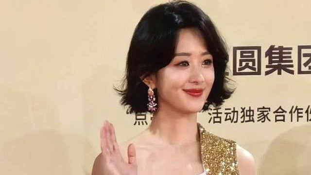 赵丽颖金鸡奖活动图，气场全开，一袭粉色鎏金裙搭配短发气质优雅