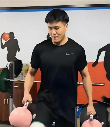 特大喜讯！广东队成功续约黄荣奇，合同薪资曝光，看看媒体怎么说
黄荣奇，没有什么特