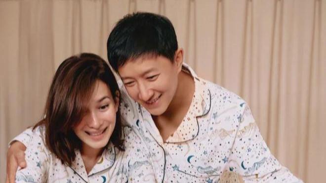 韩庚和老婆手牵手散步好浪漫！