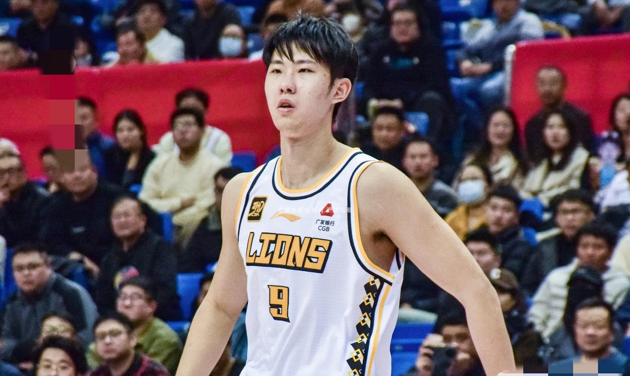 男篮8强赛，赵嘉仁与赵嘉义数据对比；
赵嘉仁，打了2场，7投5中，拿到13分5篮