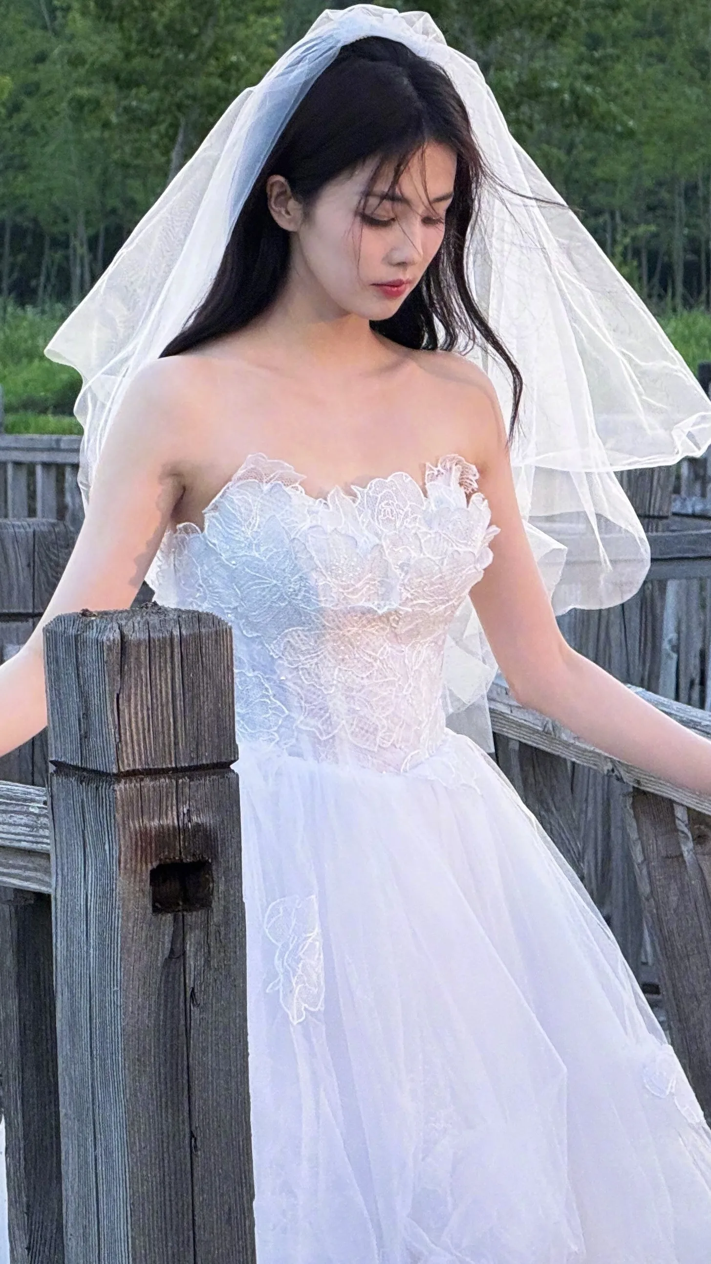 白鹿婚纱照，直接美上热搜。照片里她一身洁白婚纱，或温柔浅笑，或灵动回眸，每一帧都