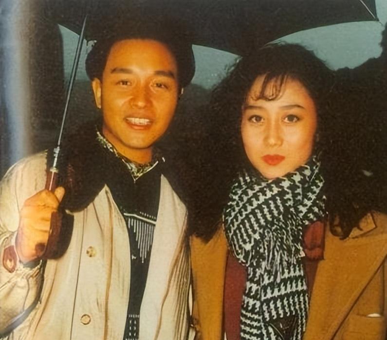 1987年，周润发将一个蛋糕当着众人的面，扣在妆容精致的利智的脸上。只是新人的利