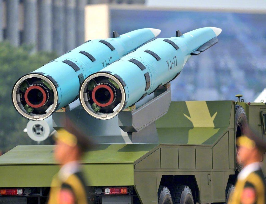 阅兵上的鹰击-17导弹，细节直接拉满！
采用了先进的乘波体外形设计，整体呈楔形，