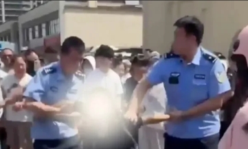 这就是嚣张的代价！山东菏泽，一38岁女子停车违章后，交警上前正要查处时，这女子竟