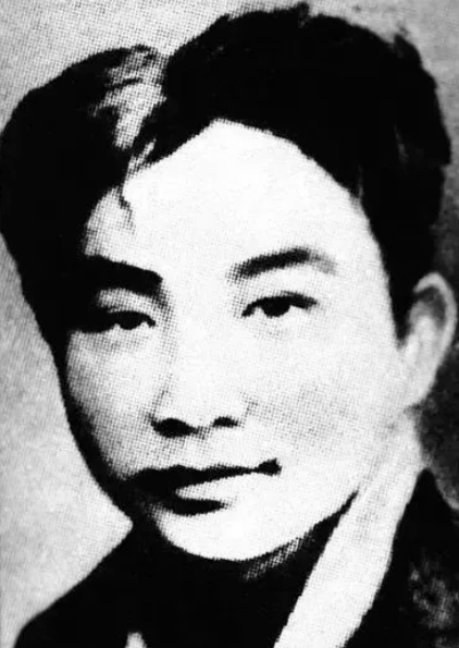 1935年,两个地下党被关在牢里，敌人准备下毒手。这时候，一个看守突然说：“我能