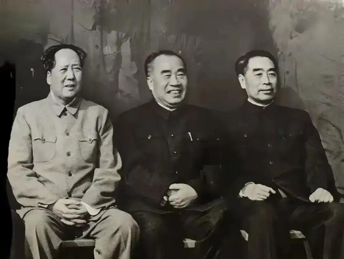 这是周总理和毛主席的真实合影，都看看吧，你知道中间坐着是哪位吗？
我们的伟大领袖