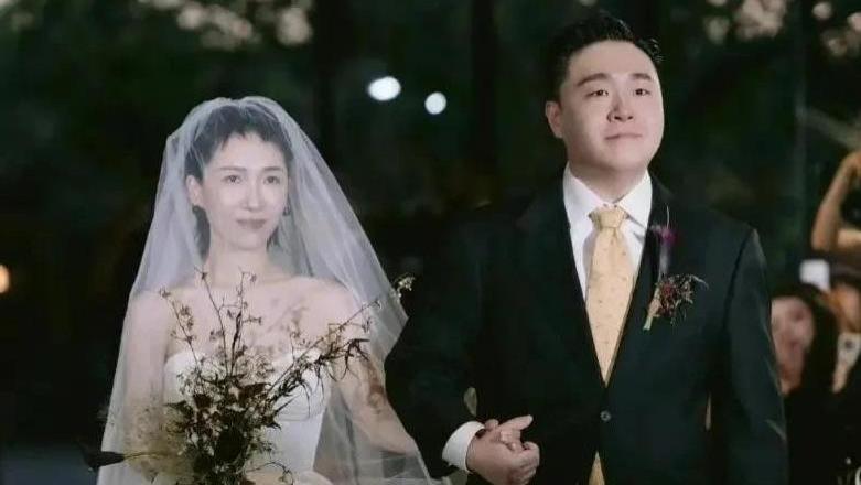郝劭文正式宣布成为父亲，怀抱妻儿满脸喜悦，林宁瑞迎来二胎女儿