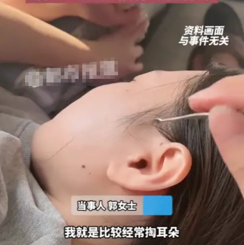 别再手欠了！广东，一女子喜欢掏耳朵，一天不掏几次就浑身难受，不料她用棉签再次掏的