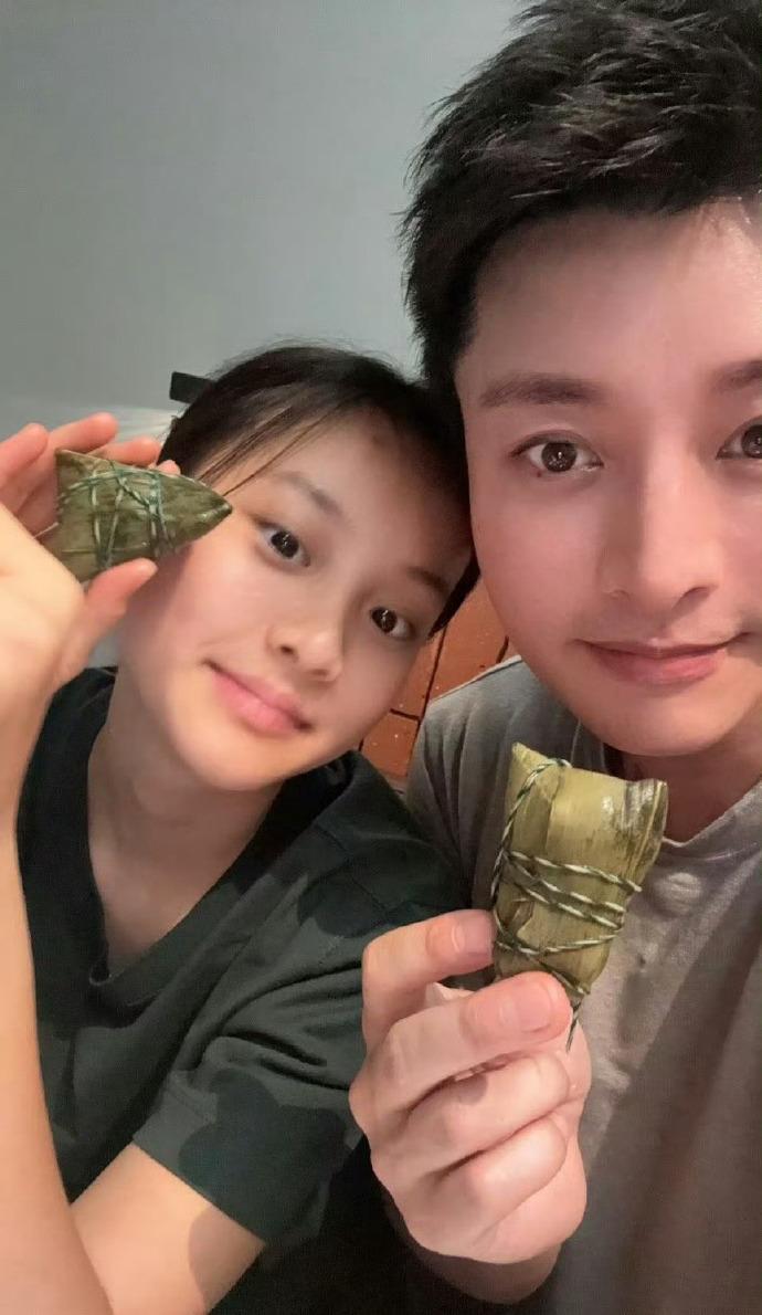 甜馨长大啦，大家有没有感觉她和爸爸越来越像了。 ​​​
