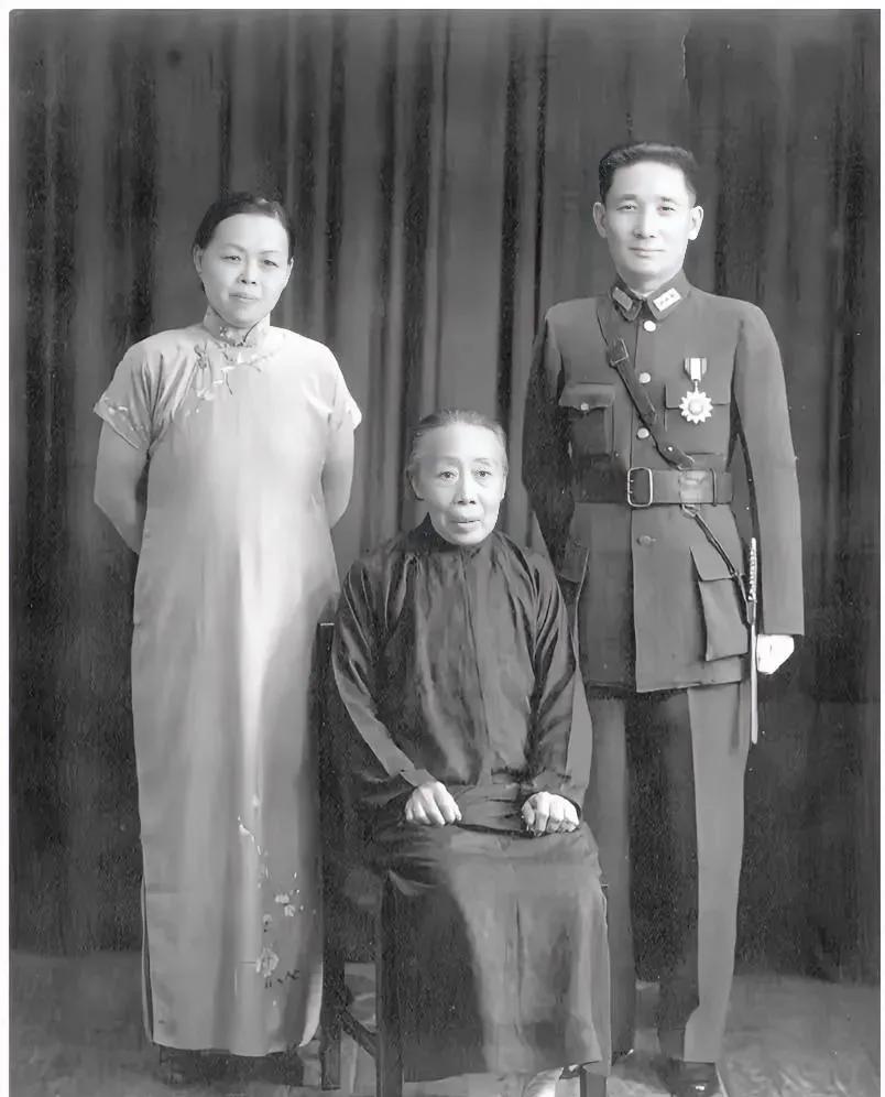 这是1936年张治中和妻子洪希厚、岳母的合影。他们是老乡，指腹为婚，妻子虽然不识