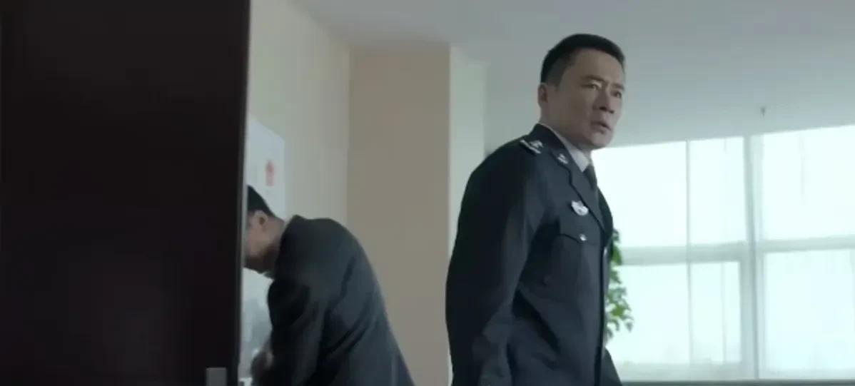 赵东来进李达康办公室：推门、摔包、气势汹汹、一屁股坐下，这一连串动作一气呵成…