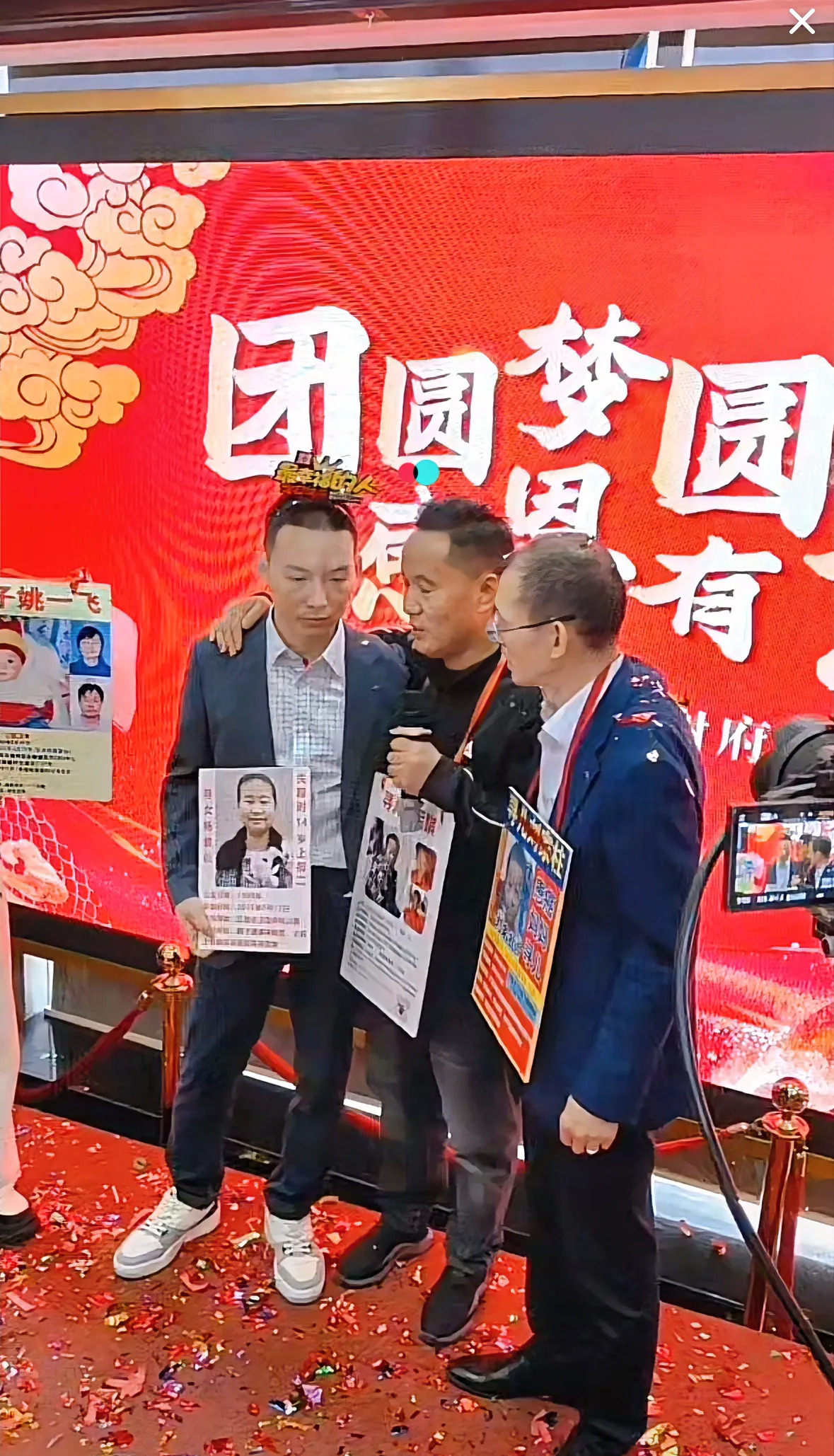 寻子杜爸爸盼子回家











我的天哪！杜爸爸在认亲现场哭得稀里哗啦