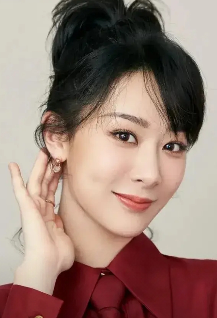杨紫说，我十二岁演完《家有儿女》第三部被换角的时候，半夜躲在被窝里哭。那时候宋丹