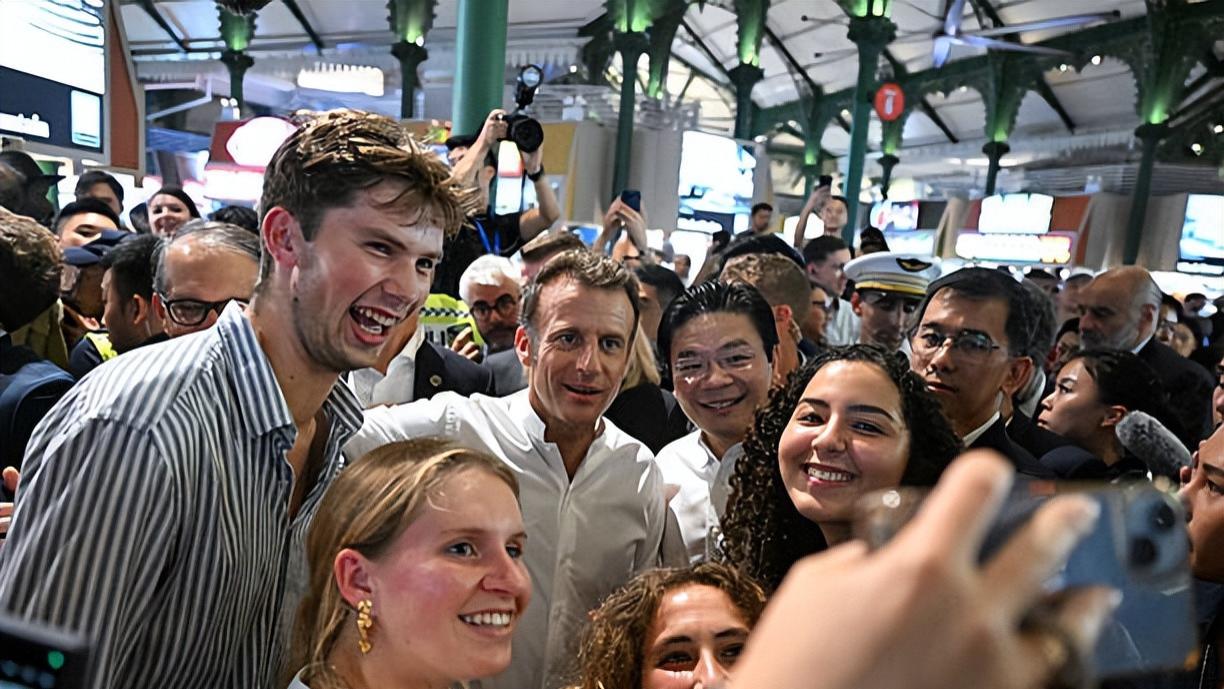 马克龙在新加坡和美女们自拍好嗨！布里吉特不吃醋？这次恩爱了