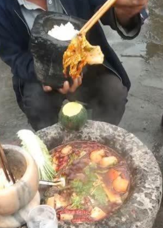 第一次去婆婆家，一家人这么吃饭，我也是第一次见