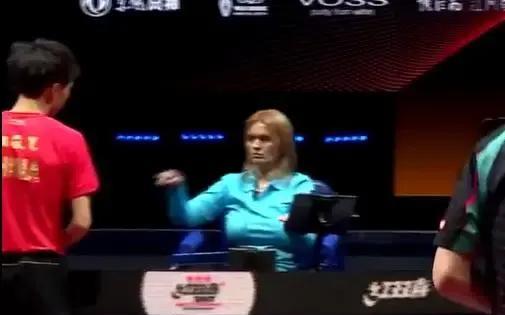强烈呼吁，取消乒乓球发球回抛的限制。
仁川站和澳门世界杯，发球回抛成了球迷对裁判
