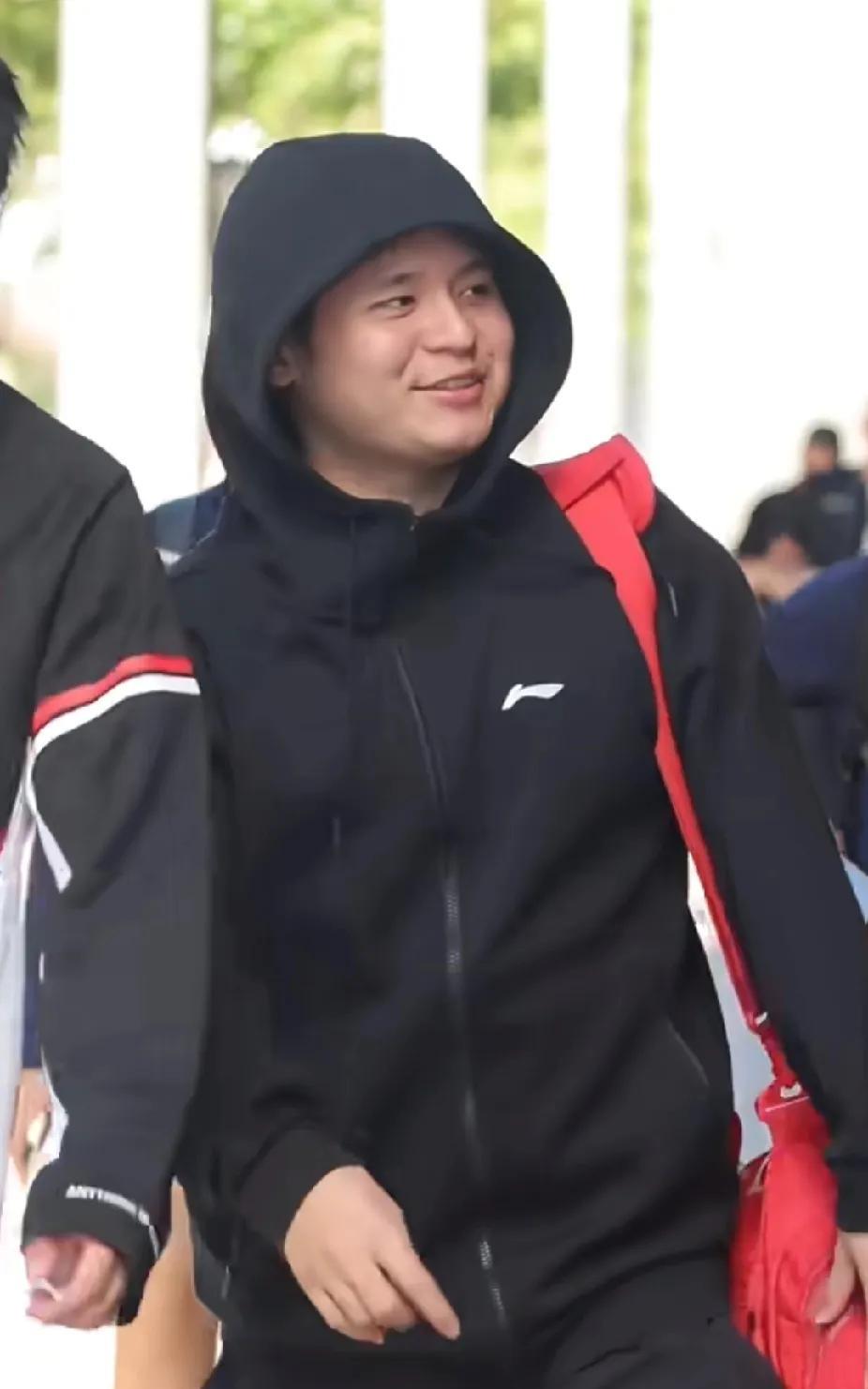 被林诗栋可爱到了
谁懂啊！下训路透里的小石头@林诗栋 也太可爱了吧～一身连帽运动