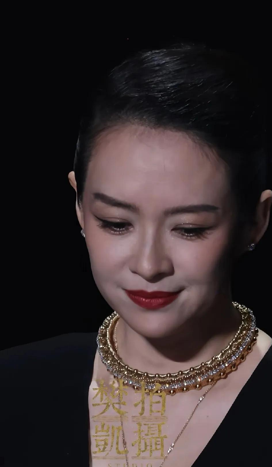 粉丝说在说章子怡依然很美的时候，却也在心疼她。
当镜头对着她的时候，她很快露出笑