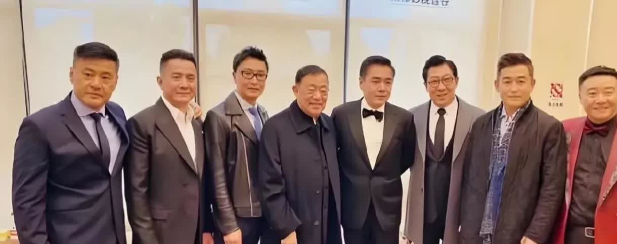 于荣光，张志坚，吴刚，高明，陈宝国，韩童生，王志飞等，在一起，亲切交谈，笑容满面