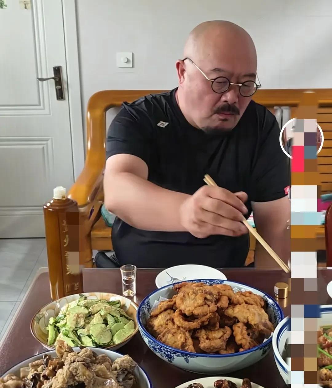 老刀先生是饭桶吗？我几乎天天能刷到一个视频就是一个老刀先生在吃喝大吃大喝，旁边有