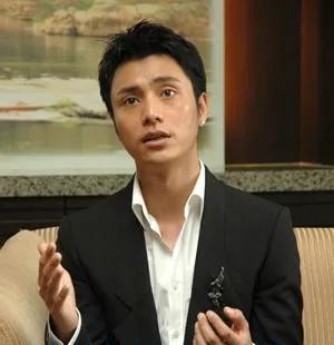 天呐！演员陈坤现在的面相太吓人了！看看他发的自拍照：太阳穴凹陷，两腮无肉，下巴尖