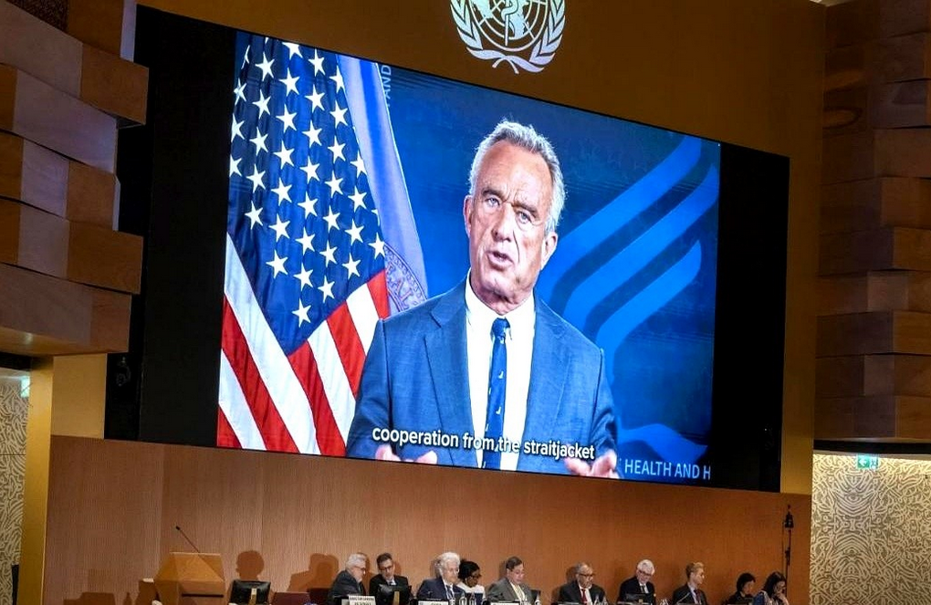 美国宣布退出世卫并停缴会费后，拉拢部分国家另起炉灶。世卫其他成员国紧急开会决定：