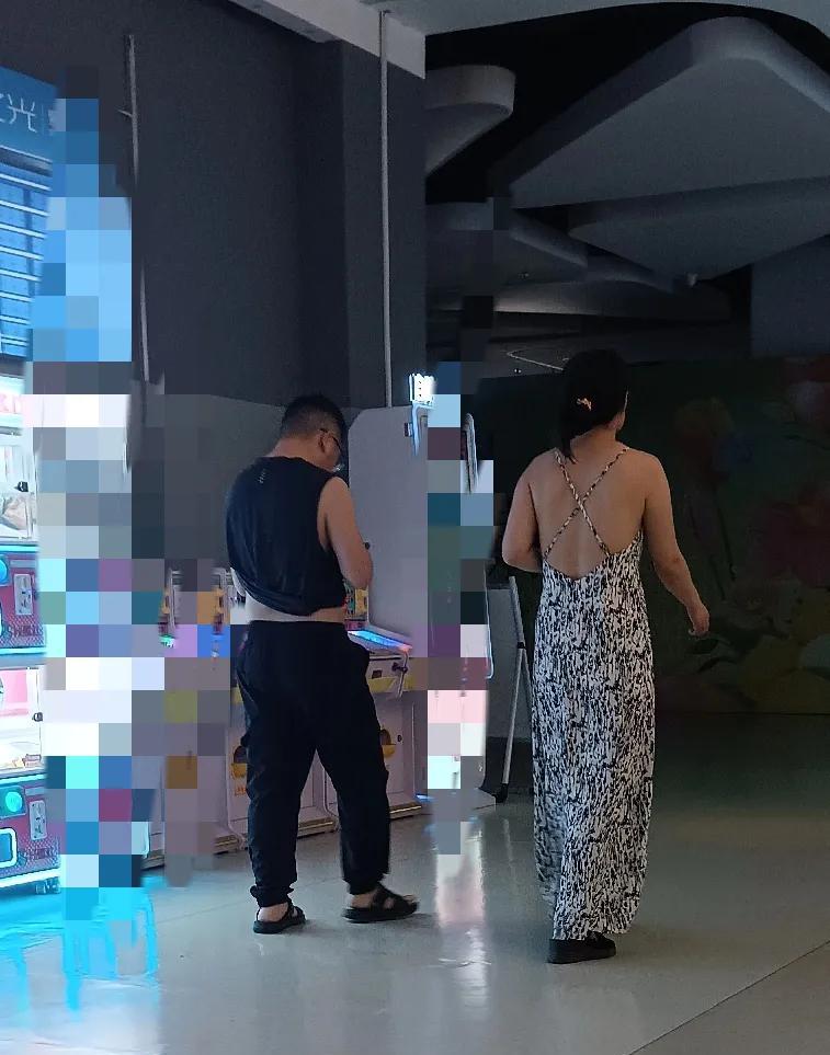 太尴尬了！今天意外发现了我表哥的秘密！他没看见我。我下午下了班准备给东区宾馆送定