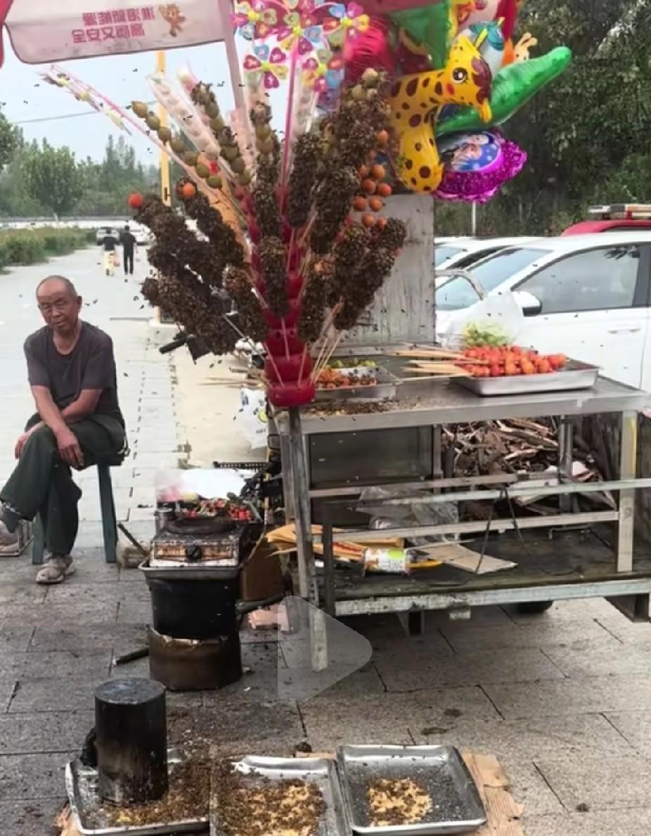 老大爷生无可恋了吧，
蜜蜂倒是享受到了他们的美味[大笑][大笑][大笑]